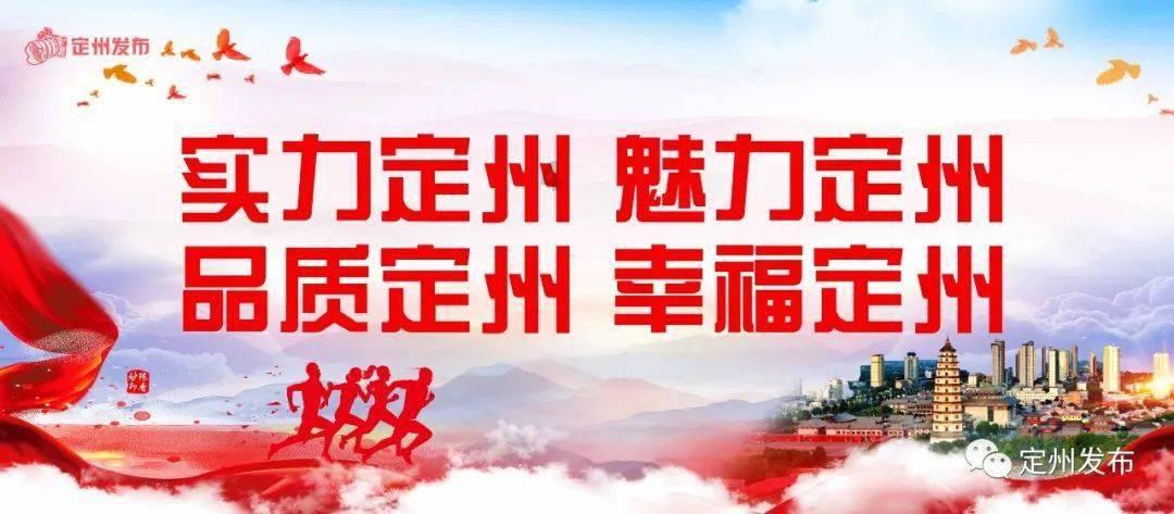 民警春节前带6岁儿子为界碑描红